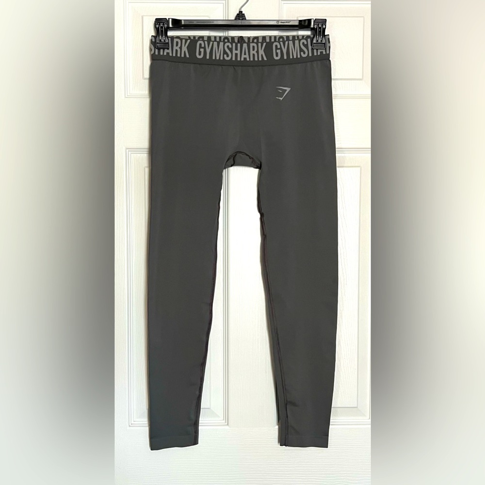 GYMSHARK Charcoal Gray Performance Leggings Like New Size Large 25’ inseam